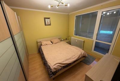 Apartament cu 3 camere decomandat în Titan