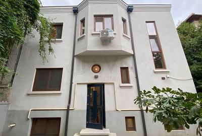 Casă individuală cu 10 camere cu Canalizare în Cotroceni