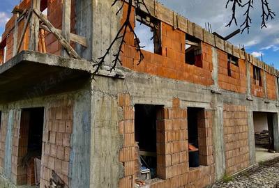Casă cu 4 camere cu Teren 5000 Mp în Central - 10