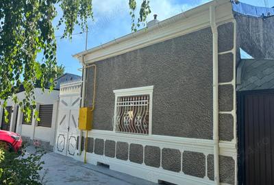 Casa de vanzare din caramida cu 5 camere , baie, bucatarie, beci , in perfevta stare. - 1