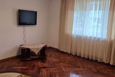 Apartament cu 3 camere semidecomandat în Central - 1