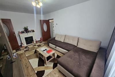 Apartament cu 3 camere semidecomandat, mobilat în Micro III - 2