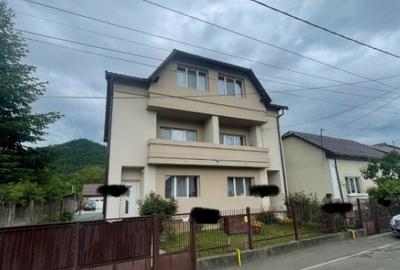 Duplex de vanzare, cu 8 camere, 300 mp, zona centrala Duplex de vanzare, cu 8 camere, 300 mp, zona centrala - 1