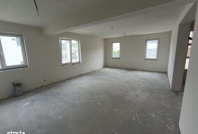 Casă cu 4 camere decomandat în Dezmir