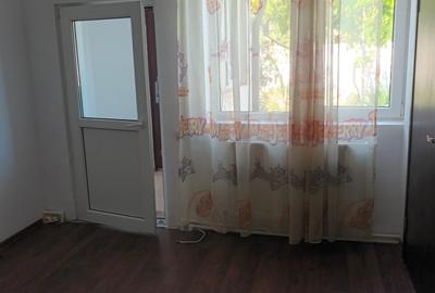 Apartament 3 camere cu centrala proprie nemobilat.