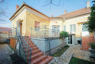 Casă Evreiască de Vânzare, Singur în Curte în zona Ultracentral - 1