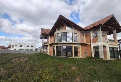 Casă cu 7 camere cu Teren 980 Mp în Sânmartin - 2