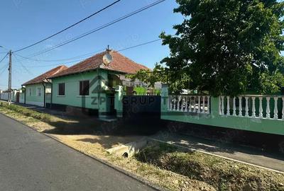 Casa de vanzare in centrul localitati Gurbediu.