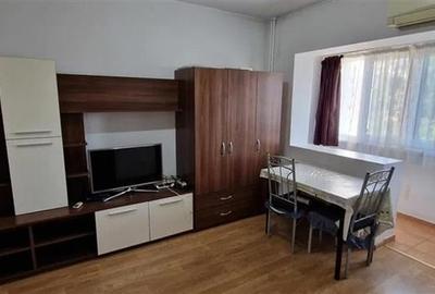 Garsonieră decomandată în Apărătorii Patriei