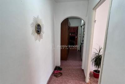 Apartament cu 3 camere semidecomandat în Moroasa 1