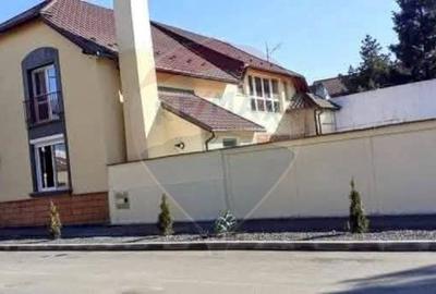 Casă individuală cu 7 camere în Funcționarilor