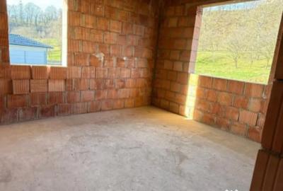 Casă cu 4 camere cu Teren 536 Mp în Groși - 2