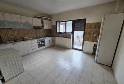 Casă individuală cu 6 camere cu Canalizare în Prelungirea Ghencea