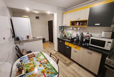 Apartament 4 camere, 2 bai. Blocul este din 1986 parter strada Soldat Croitoru V - 21