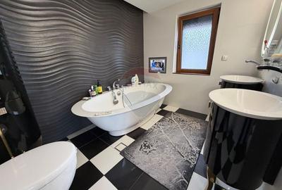 Casă cu 9 camere cu Teren 721 Mp în Crevedia - 15