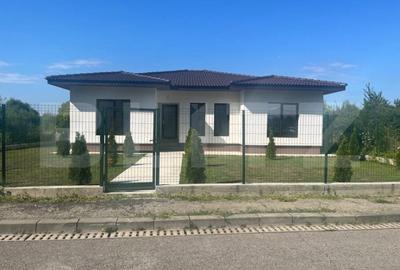 Casă cu 4 camere cu Teren 550 Mp în Șișești - 1