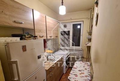 Apartament cu 3 camere, semidecomandat, parter inalt, zon...