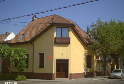 Casă cu 5 camere cu Teren 231 Mp în Central - 1