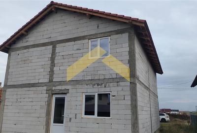 Casa la rosu de vanzare in localitatea Fantanele - 8