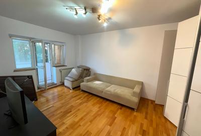 Apartament cu 3 camere decomandat, mobilat în P-ța Victoriei