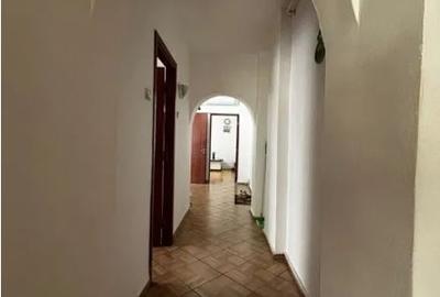 Apartament cu 4 camere decomandat, mobilat în Trafic Greu - 3