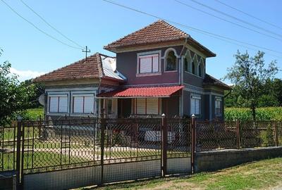 Vand casa cu etaj, dependinte si anexe gospodaresti