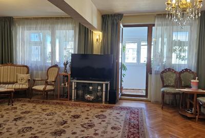Apartament cu 4 camere decomandat, mobilat în Decebal