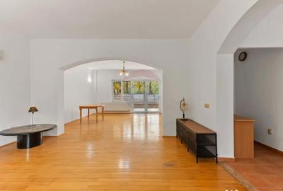 Casă cu 14 camere cu Teren 781 Mp în Central