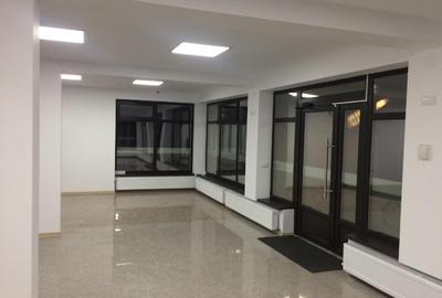 Spațiu comercial, de 100 mp, în Central - 3