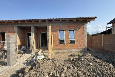 Sanmihaiu Roman,1/2 Duplex , Parter, 3 camere,o baie ,Terasa Acoperita