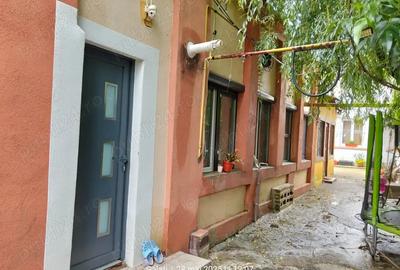 Vand casa in centrul ora?ului Gala?i curte comuna