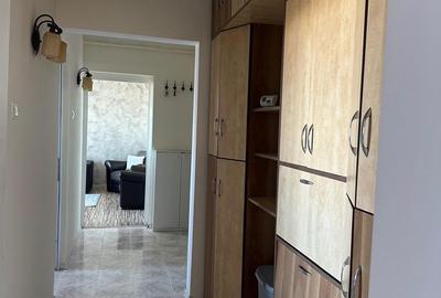 Apartament cu 3 camere decomandat în Palazu Mare