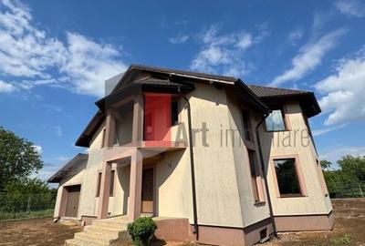 Casă individuală cu 6 camere în Periș
