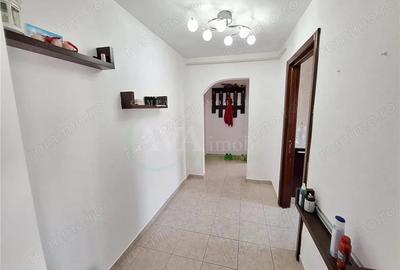 Apartament 3 camere semidecomandat, renovat si semi-mobilat, zona Cora-Bacau Apartament 3 camere semidecomandat, renovat si semi-mobilat, zona Cora-Bacau - 4