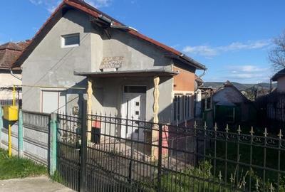Casă individuală cu 3 camere cu Canalizare în Unirea - 1