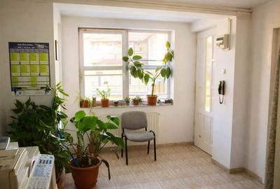 Apartament cu 3 camere semidecomandat în Central - 2