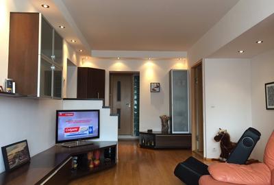 Apartament cu 3 camere semidecomandat, mobilat în Văcăresti