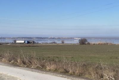 Teren de 15000 mp, în Corbu