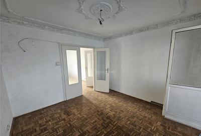 Apartament cu 3 camere semidecomandat în Micro I - 11