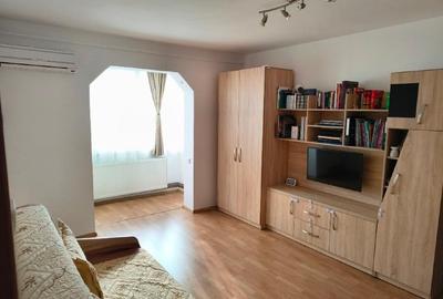 Apartament cu 2 camere semidecomandat, mobilat în Tractorul