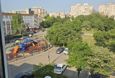 Apartament cu 3 camere decomandat în Casa de Cultură