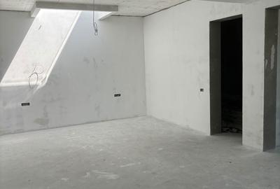Casă cu 4 camere în Corbu