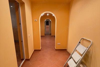 Apartament cu 3 camere semidecomandat în Central - 1