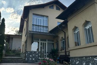 Casă cu 4 camere în Central - 2