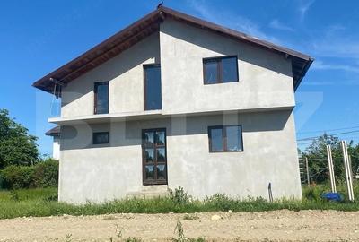 Casă individuală cu 4 camere cu Canalizare în Lazuri
