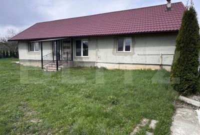 Casă individuală cu 3 camere cu Canalizare în Central