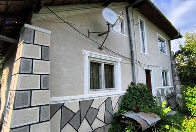 Casă cu 3 camere cu Canalizare în Teișani - 1