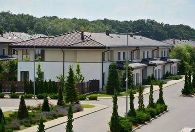Casă individuală cu 5 camere cu Canalizare în Central