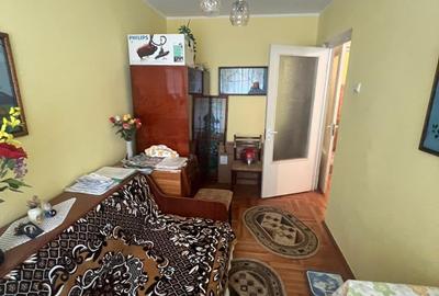 Apartament cu 3 camere semidecomandat în Micro 38 - 2