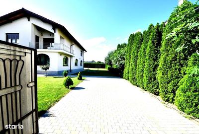 Casă cu 4 camere cu Teren 1470 Mp în Central